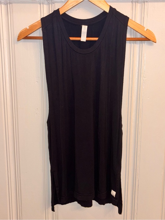 Vuori Tops - Vuori women’s XS black tank top first season cloth logo tag longer length sides